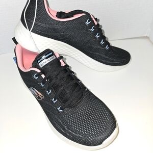 NWT Womens Size 10 Sketchers